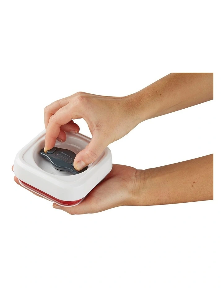 Zyliss Twist & Seal 2.48L Lrge Square Container 6 Zyliss Twist & Seal 2.48L Lrge Square Container - Image 4